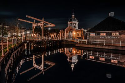 Nachtfoto van De Oude Morsch in Leiden met Reflecties - Unieke Historische Architectuur