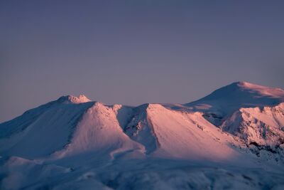 Sneeuwpracht in de Schemering Bergen in Roze Gloed