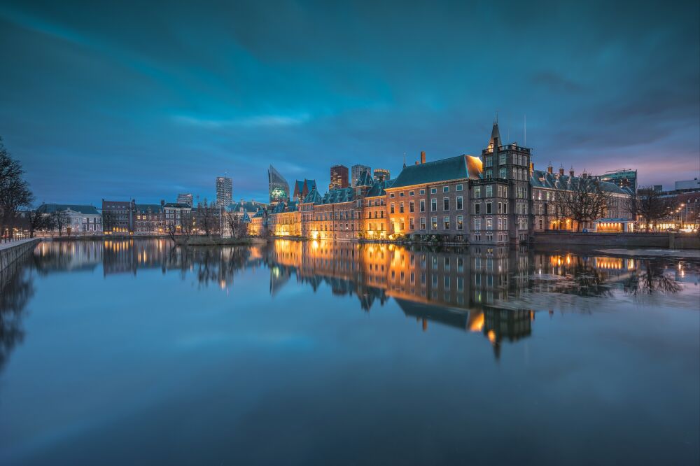 Nachtfoto van Het Binnenhof en de Hofvijver in Den Haag