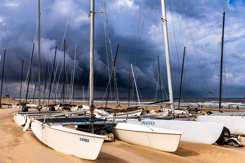 Zeilboten op het strand van Noordwijk