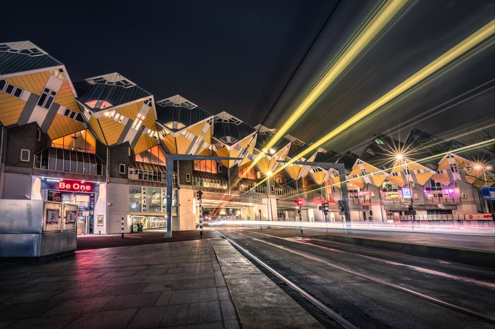 Een nachtfoto van de Kubuswoningen in Rotterdam met Lichtsporen