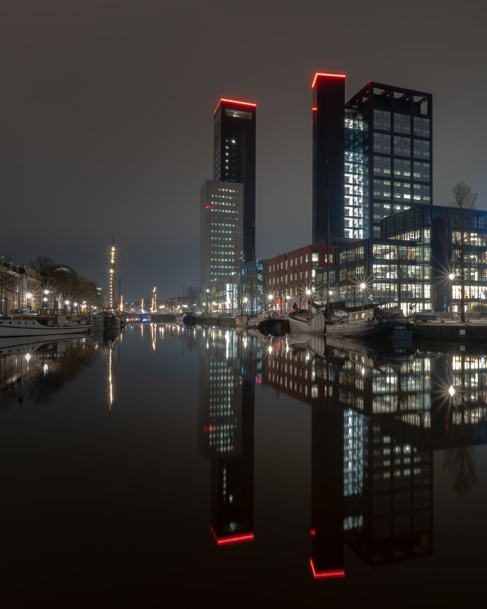 Leeuwarden skyline in het avondlicht