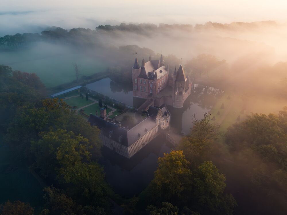 Prachtige mistige zonsopkomst bij Kasteel Heeswijk