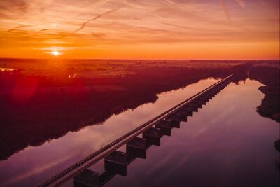 Die Moerputten-Brücke bei Sonnenuntergang im Herbst