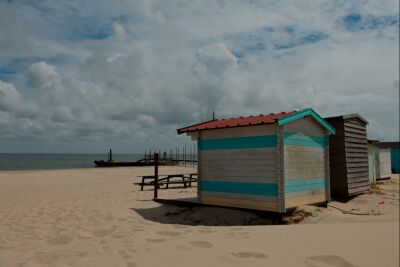 Strandhuisjes bij de steiger van het waddenveer bij Kaap Noord op Texel