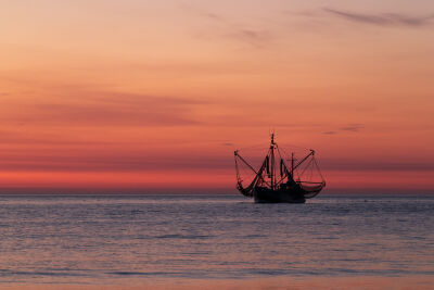 Ameland, visserschip op zee na zonsondergang