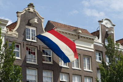 De Nederlandse vlag wappert in Amsterdam