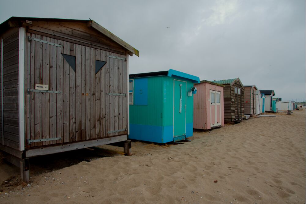 Strandhuisjes bij de steiger van het waddenveer bij Kaap Noord op Texel