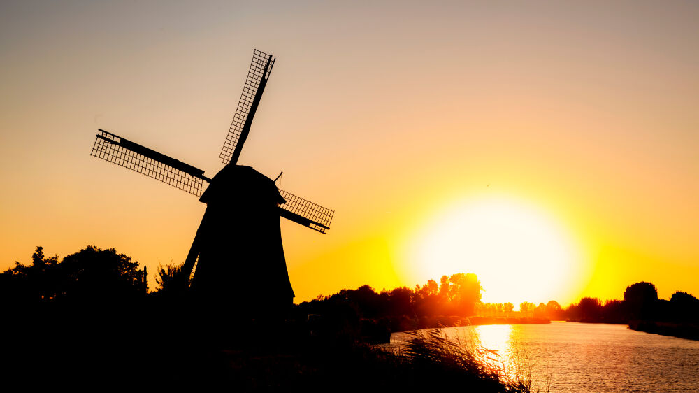 Molen in het avondlicht