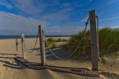 Het strand bij Paal 33 op Texel met in de verte de steiger van het waddenveer