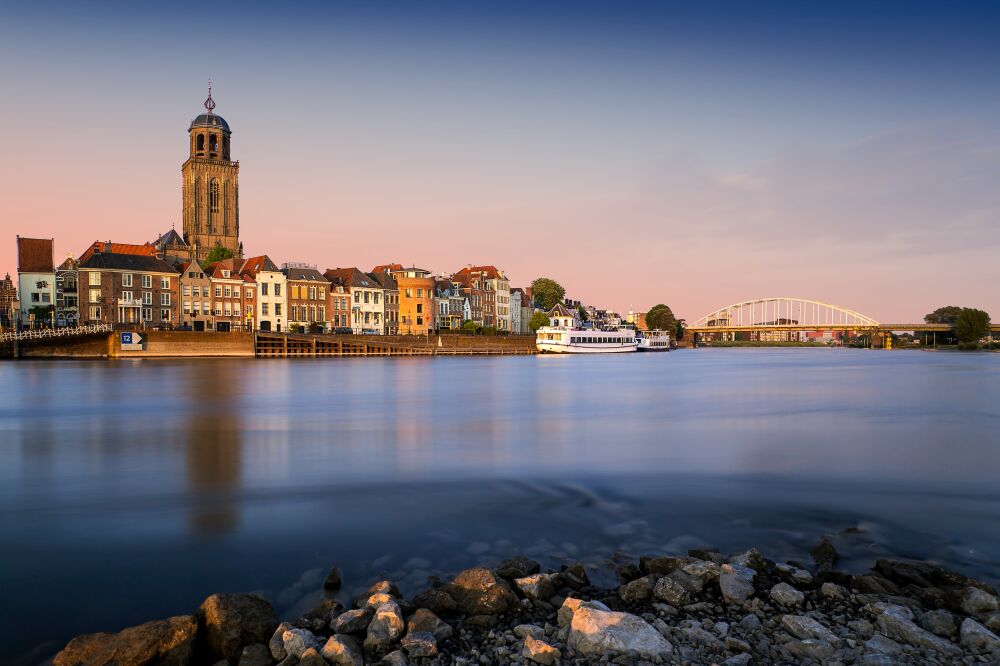 Deventer skyline bij zonsondergang