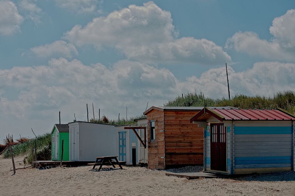 Strandhuisjes bij de steiger van het waddenveer bij Kaap Noord op Texel