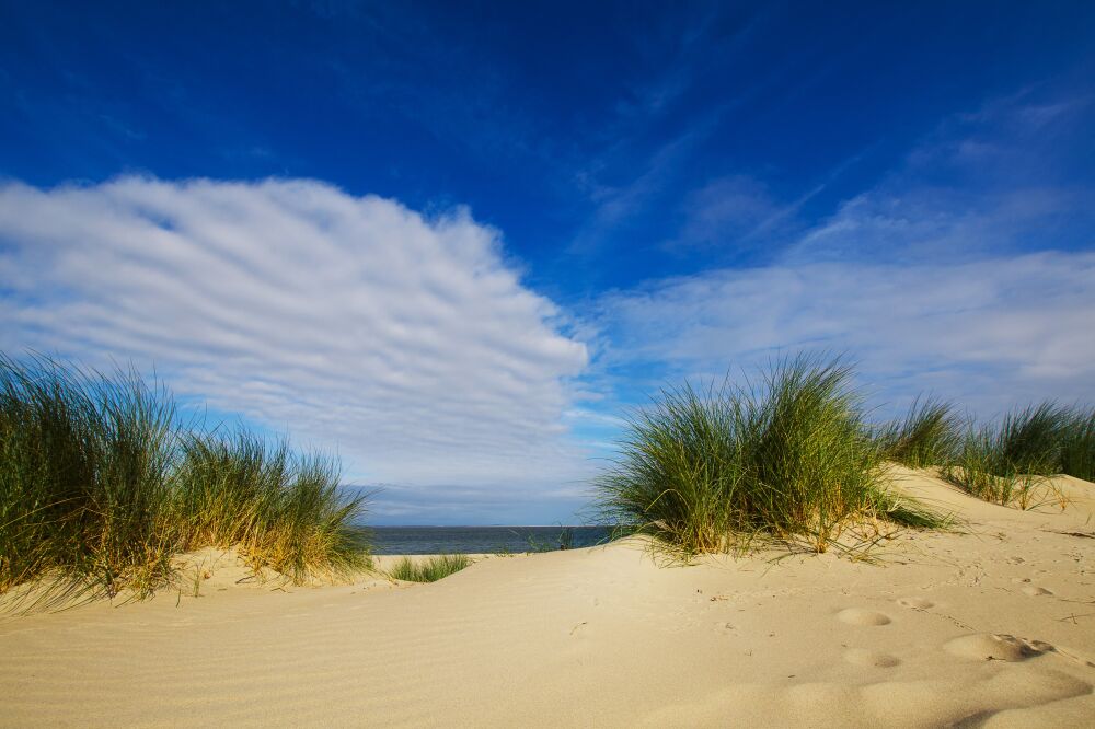 Doorkijkje naar het strand en de zee