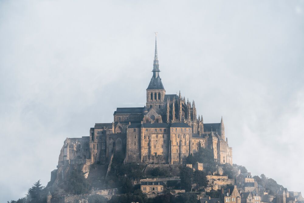 Mystiek van Mont Saint-Michel Een Gotisch Wonder in de Mist