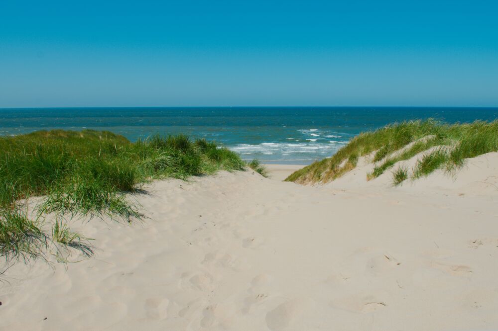 Doorkijkje naar het strand