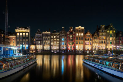 Amsterdam, het Damrak in de avond