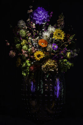 Bloemen in paarse vaas