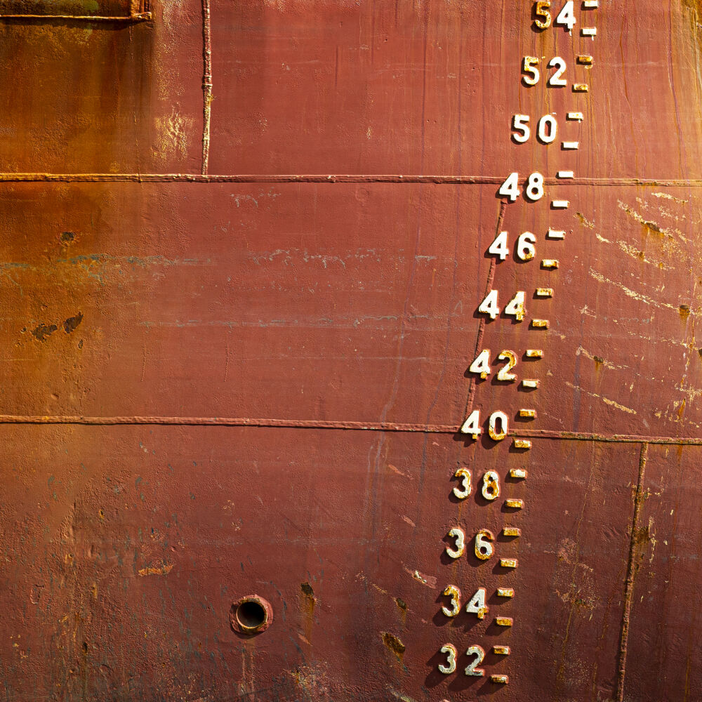 Oranje roestige scheepswand .