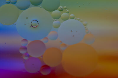 Kleurrijke bubbels in het water