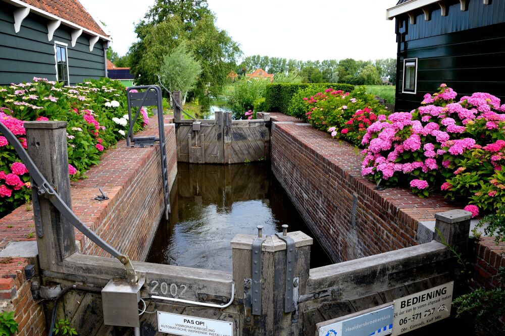 Bloemrijk sluisje