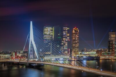 Iconisch Rotterdam: Erasmusbrug en Wolkenkrabbers bij Nacht