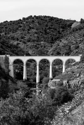 Über die Schlucht Zeitlose Eleganz eines Viadukts