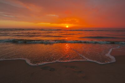 Zonsondergang aan zee