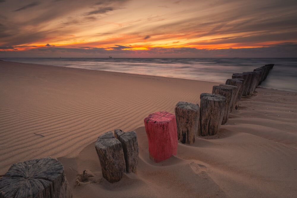 Zonsondergang bij stormbrekers in Frankrijk