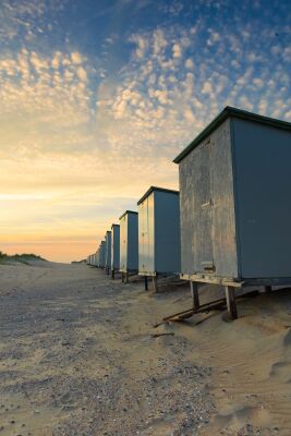 Strandhuisjes in het laatste zonlicht van de dag in Westerschouwen