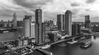 Skyline Rotterdam met daglicht in zwart-wit