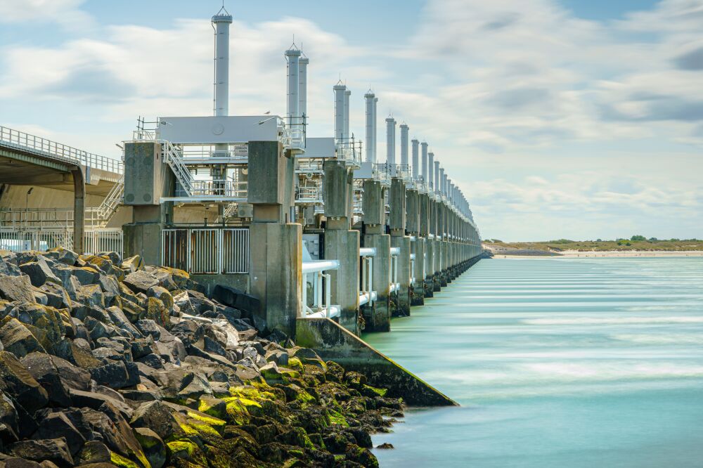 Oosterscheldekering in Zeeuws zomers landschap