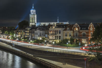 Verlichte kerk Deventer in de avond