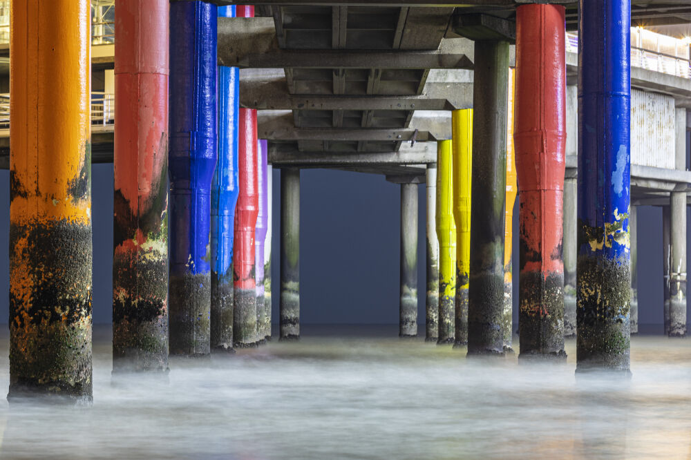 noordzee botsen tegen de gekleurde palen van scheveningen