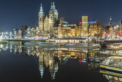 Kerk in Amsterdam met reflectie