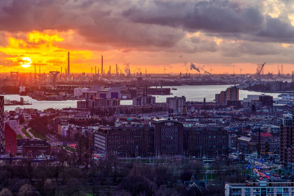 Stad en haven bij zonsondergang