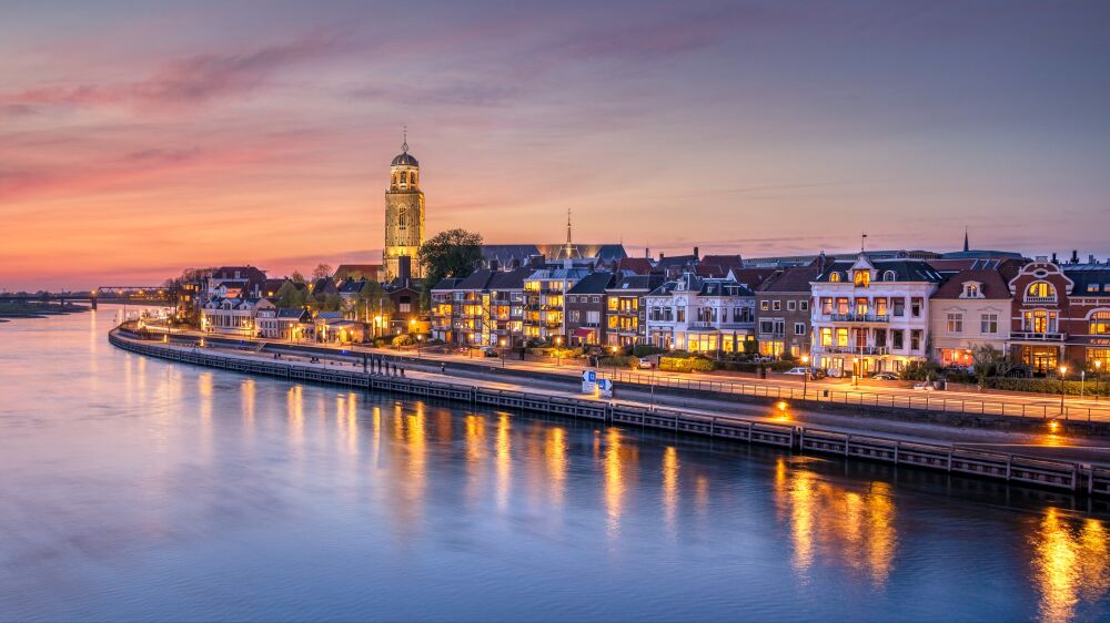 Mooie zonsondergang over de skyline van Deventer