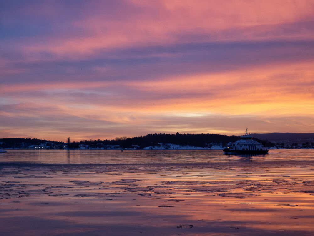 Een prachtige zonsondergang boven de Oslofjord