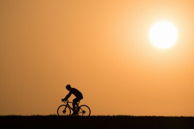 fietser tijdens zonsondergang
