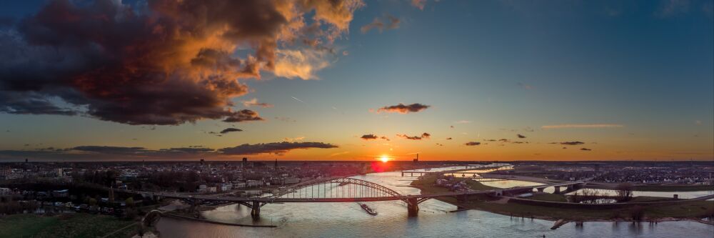 Zonsondergang boven de Waal