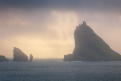 Drangarnir op de Faroer Eilanden tijdens zonsondergang