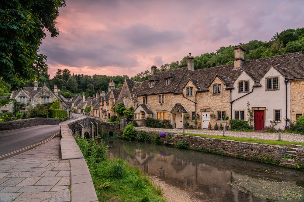 De avond valt over Castle Combe in de Cotswolds