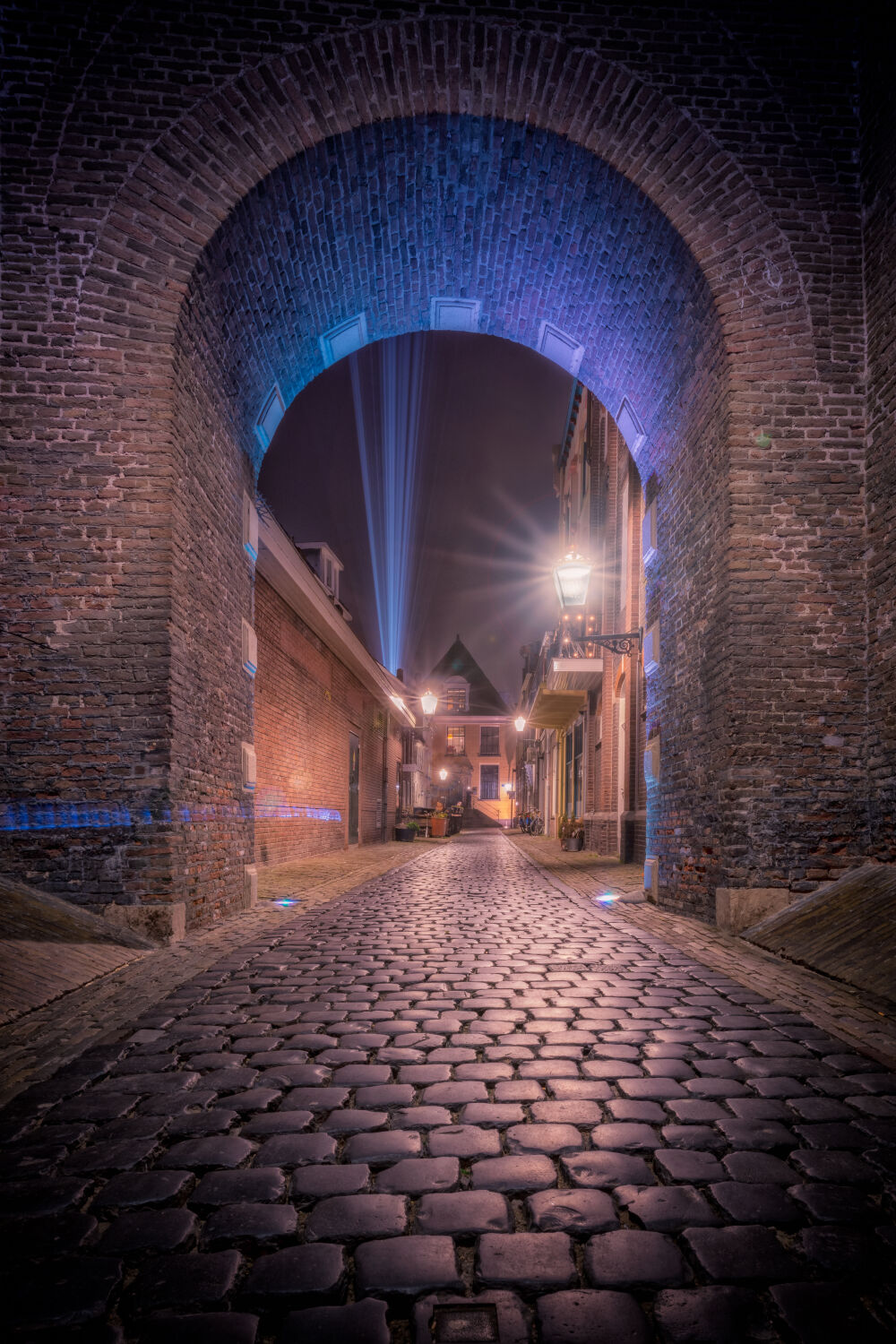 Mooi Straatje in Kampentijdens de nacht met reflecties