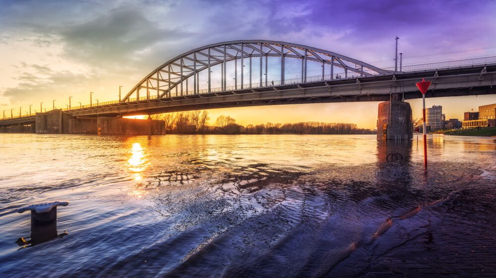 John Frostbrug in Arnhem tijdens zonsondergang