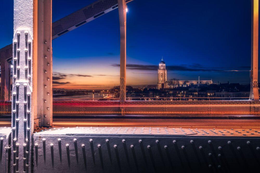 Aangezicht van Deventer genomen van de Wilhelmina brug in het blauwe uur