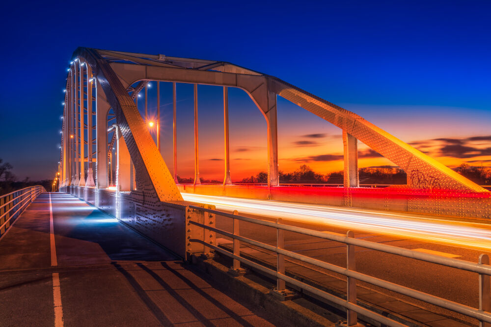 Verkeer over de Wilhelminabrug in Deventer