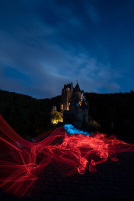 Burg Eltz in de nacht met licht painting
