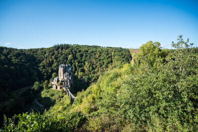 Burg Eltz tijden het blauwe lucht
