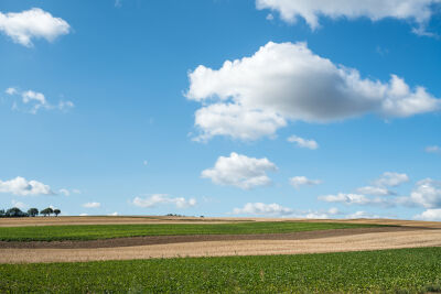 Landbouw land met mooie wolken