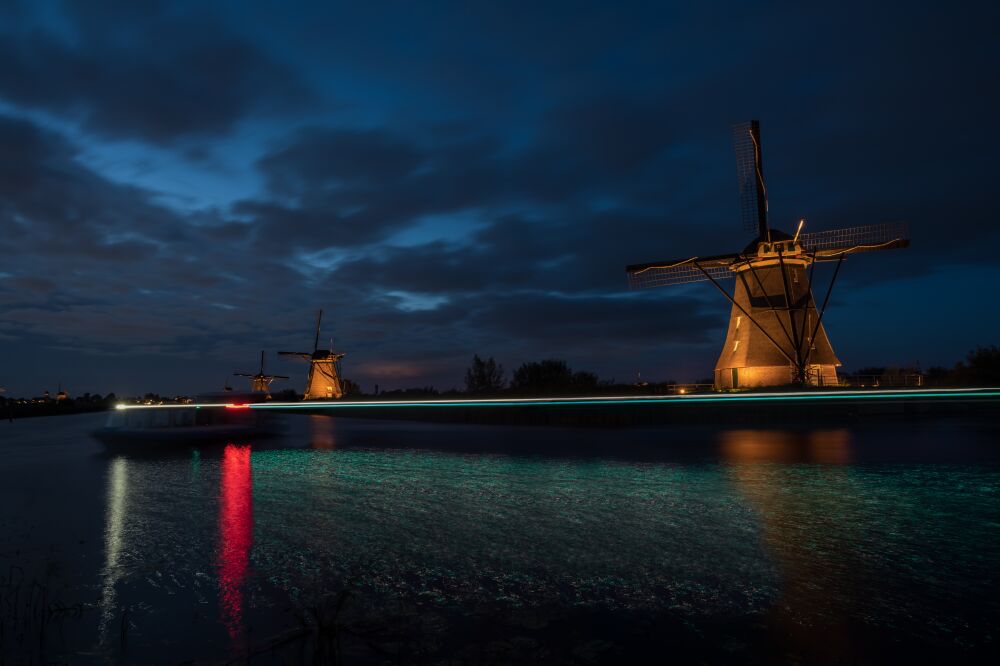 Verlichte Kinderdijk met lichtstrepen