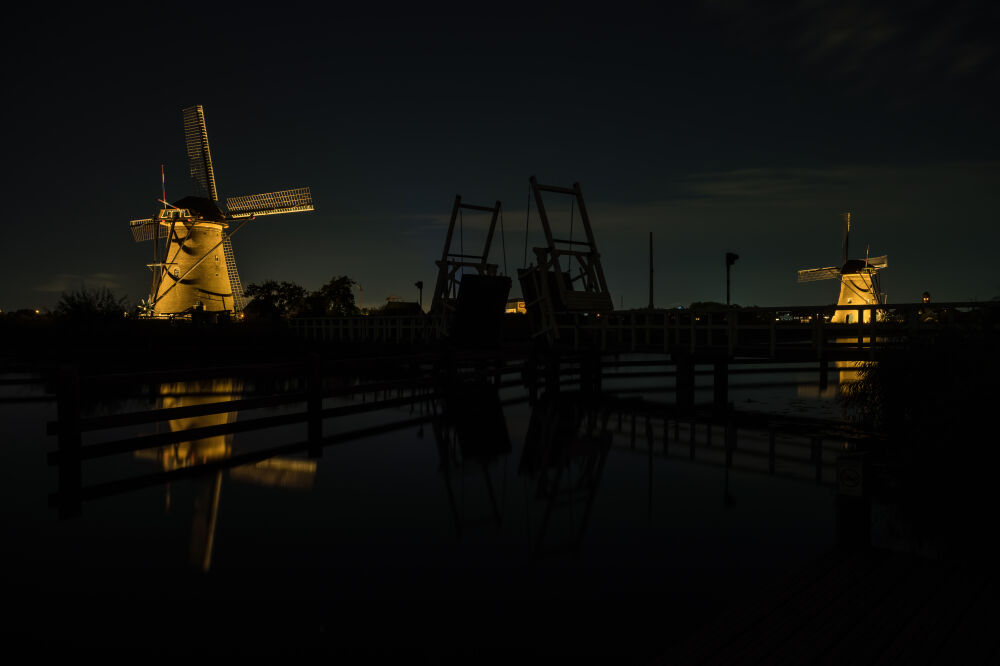 Verlichte Kinderdijk met ophaalbrug